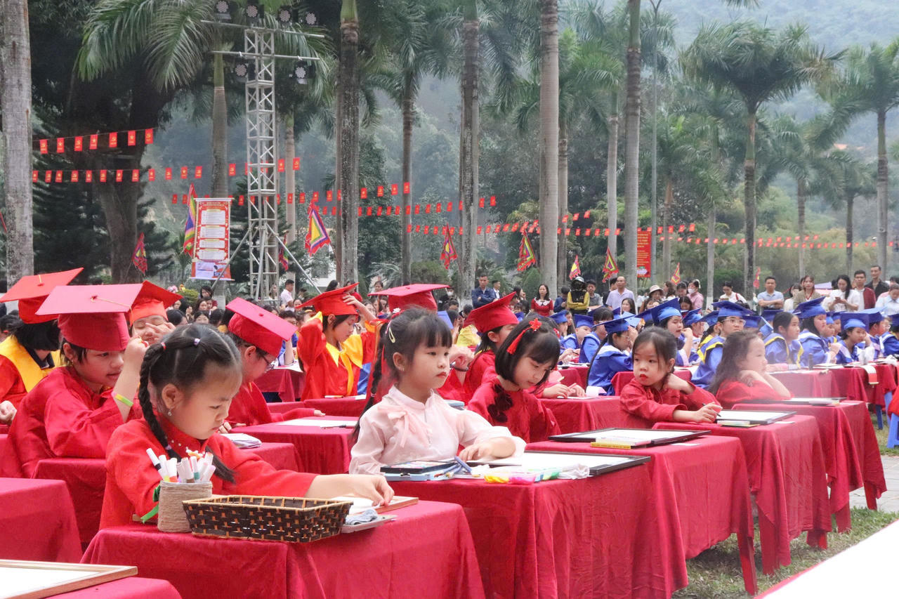 Hơn 200 học sinh tham gia Khai bút đầu xuân Bính Ngọ năm 2026 ở phường Lào Cai