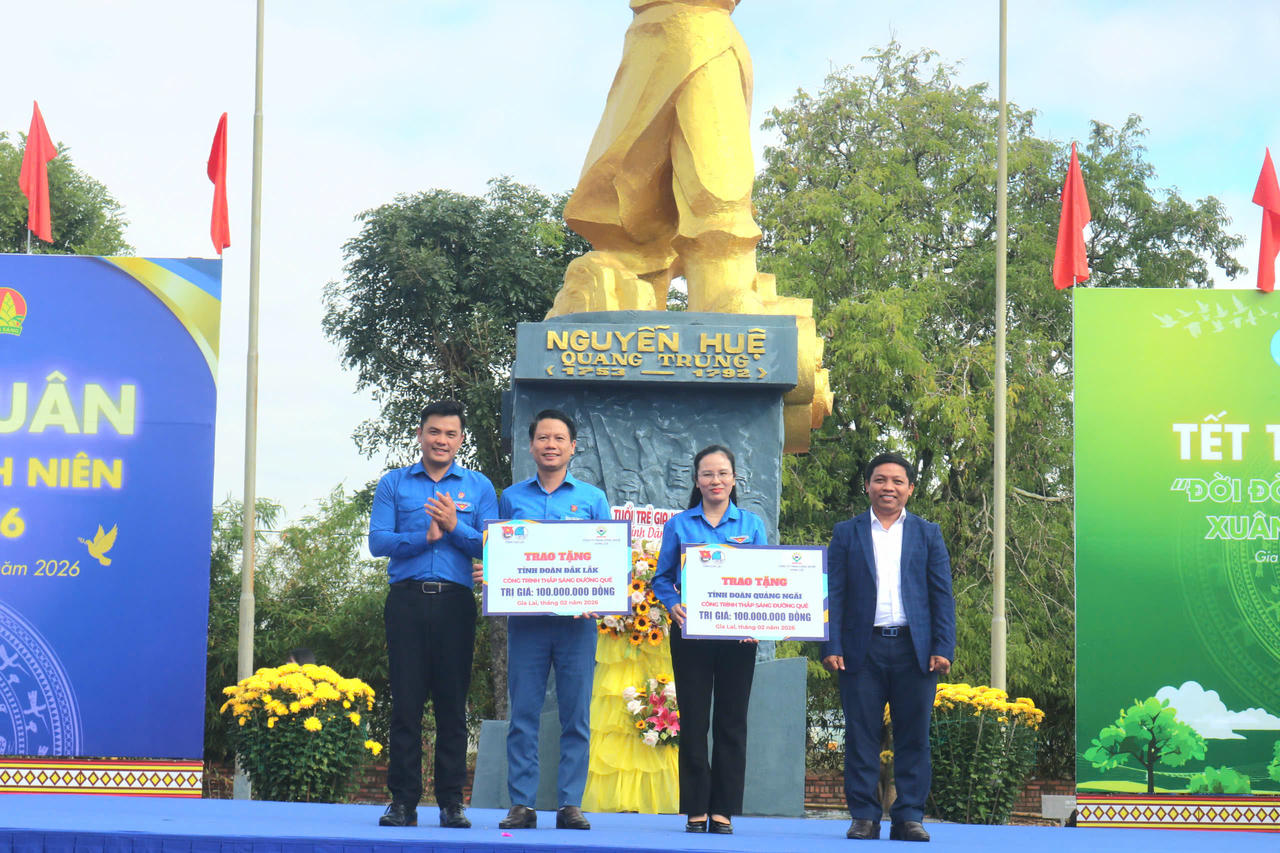 Đại diện Ban Thường vụ Tỉnh đoàn Gia Lai cùng Công ty TNHH Hưng Lợi trao tặng công trình “Thắp sáng quê hương” cho Tỉnh đoàn Đắk Lắk và Tỉnh đoàn Quảng Ngãi.