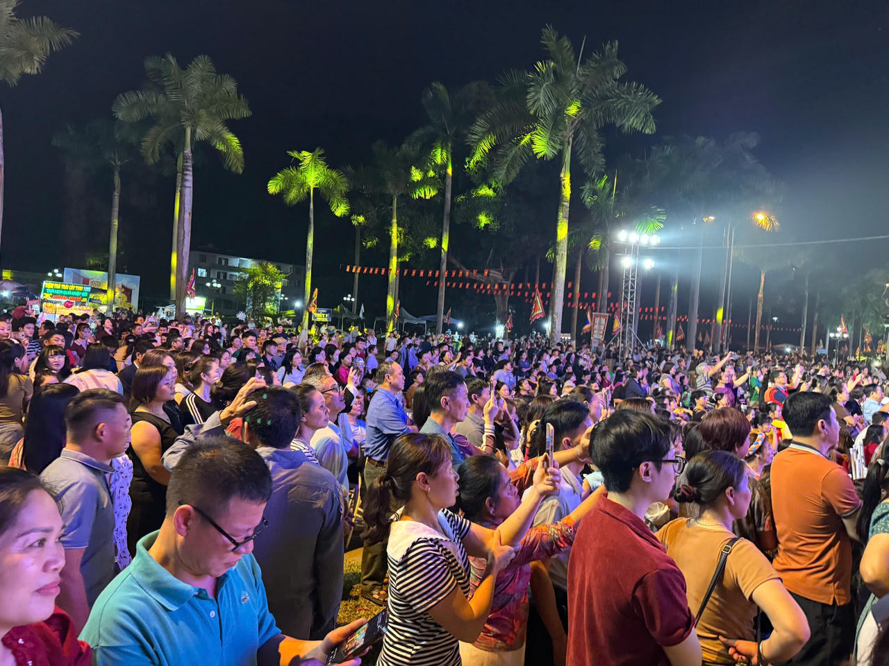 Đông đảo người dân và du khách tham dự đêm khai hội Đền Thượng 2026.