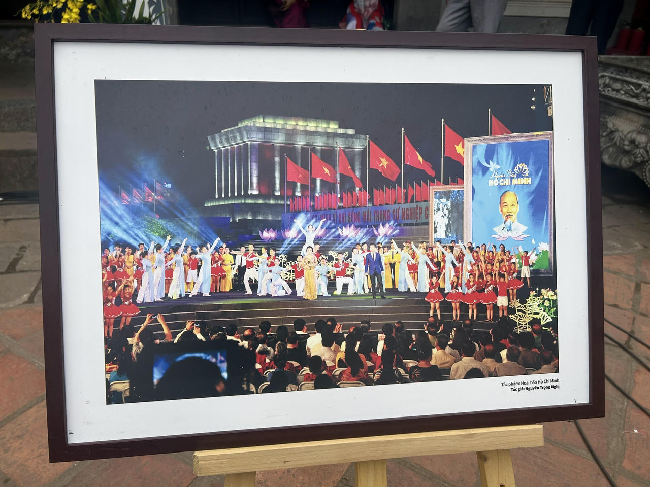Một trong các tác phẩm xuất săc về Hà Nội, mùa xuân và quê hương đất nước… được trưng bày tại Ngày thơ Hà Nội. (ảnh PV)