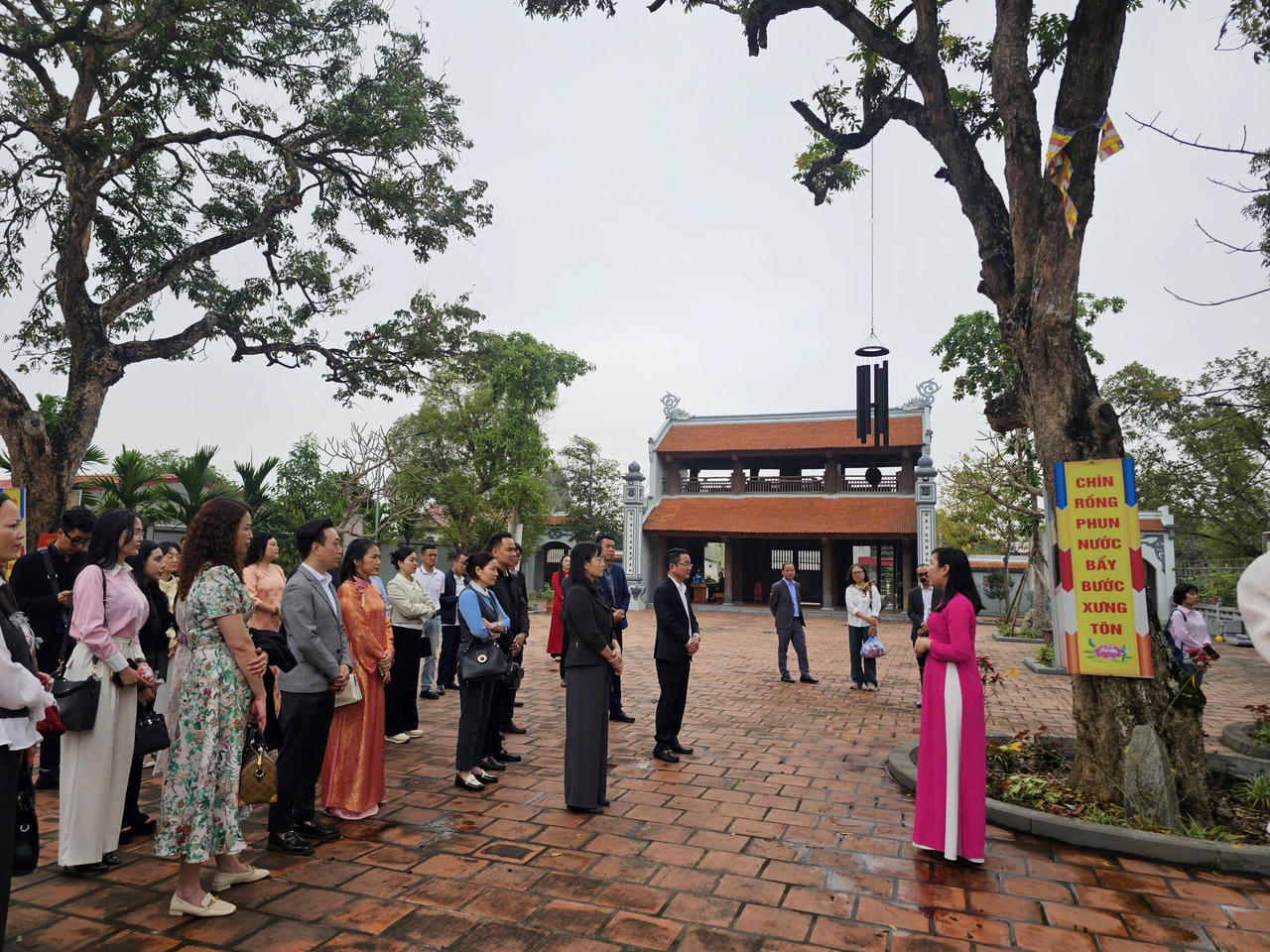 Hướng dẫn viên giới thiệu về ngôi chùa cổ