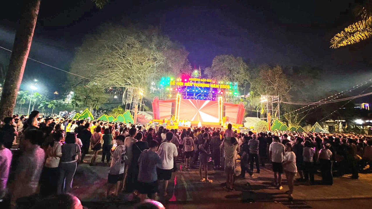 Hàng nghìn người tập trung tại quảng trường để theo dõi các màn trình diễn.