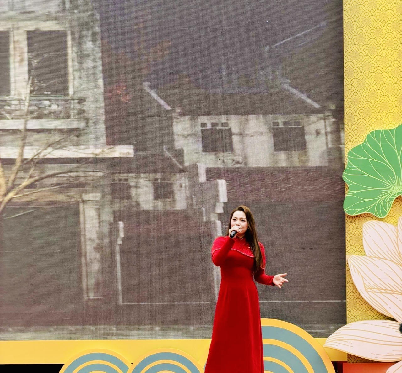 &nbsp;Ca sĩ Ngọc Anh thể hiện tác phẩm ‘Mơ về Hà Nội” của nhà thơ Lê Cảnh Nhạc, nhạc Đức Trịnh tại Ngày thơ Hà Nội 2026. (ảnh PV)