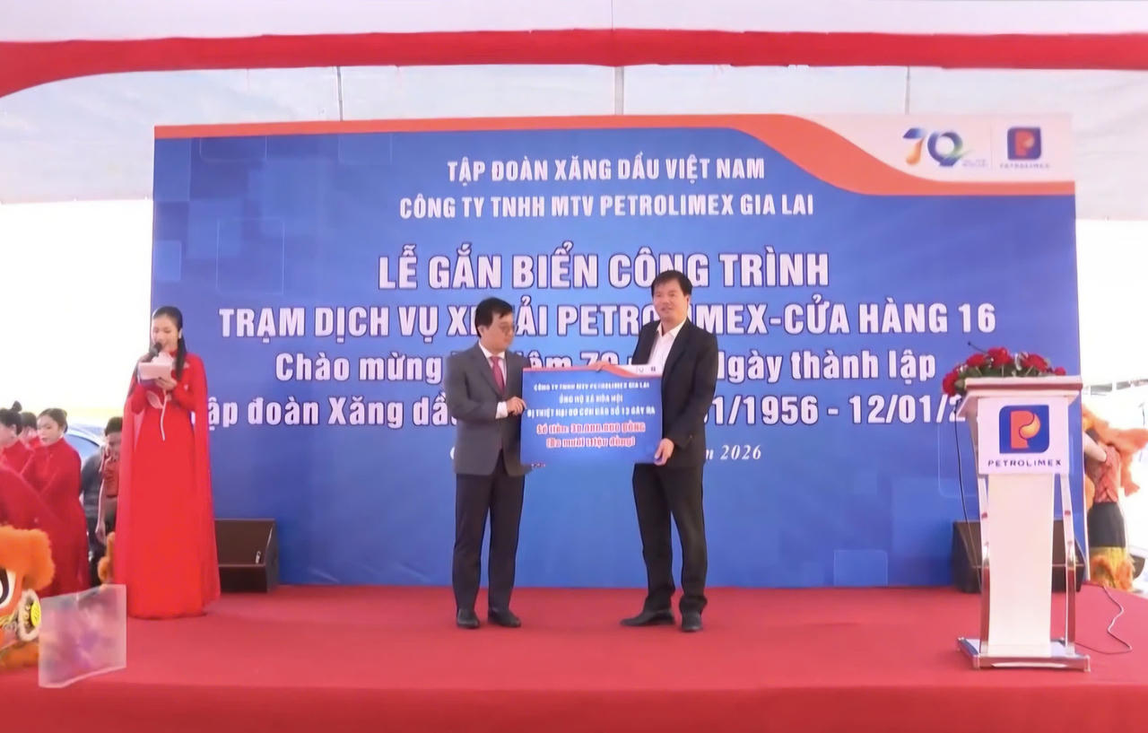 Petrolimex Gia Lai trao tặng 30 triệu đồng nhằm hỗ trợ chính quyền và nhân dân xã Hòa Hội khắc phục hậu quả nặng nề do bão lụt gây ra.