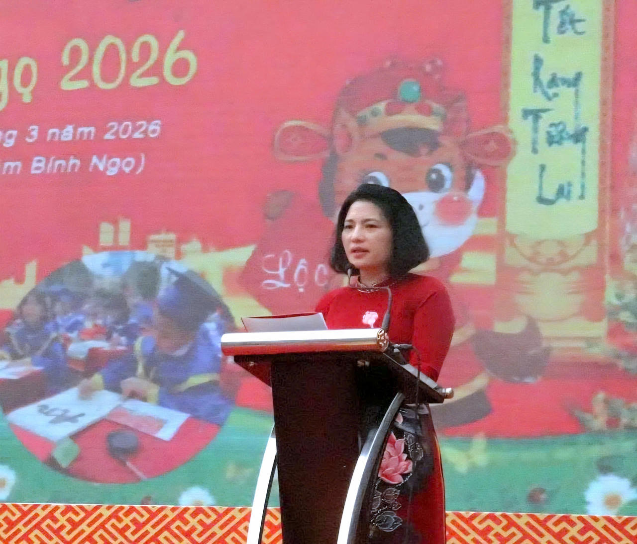 Bà Trần Thị Thùy Dung, Phó Chủ tịch UBND phường Lào Cai phát biểu khai mạc Ngày hội Khai bút đầu xuân Bính Ngọ 2026.