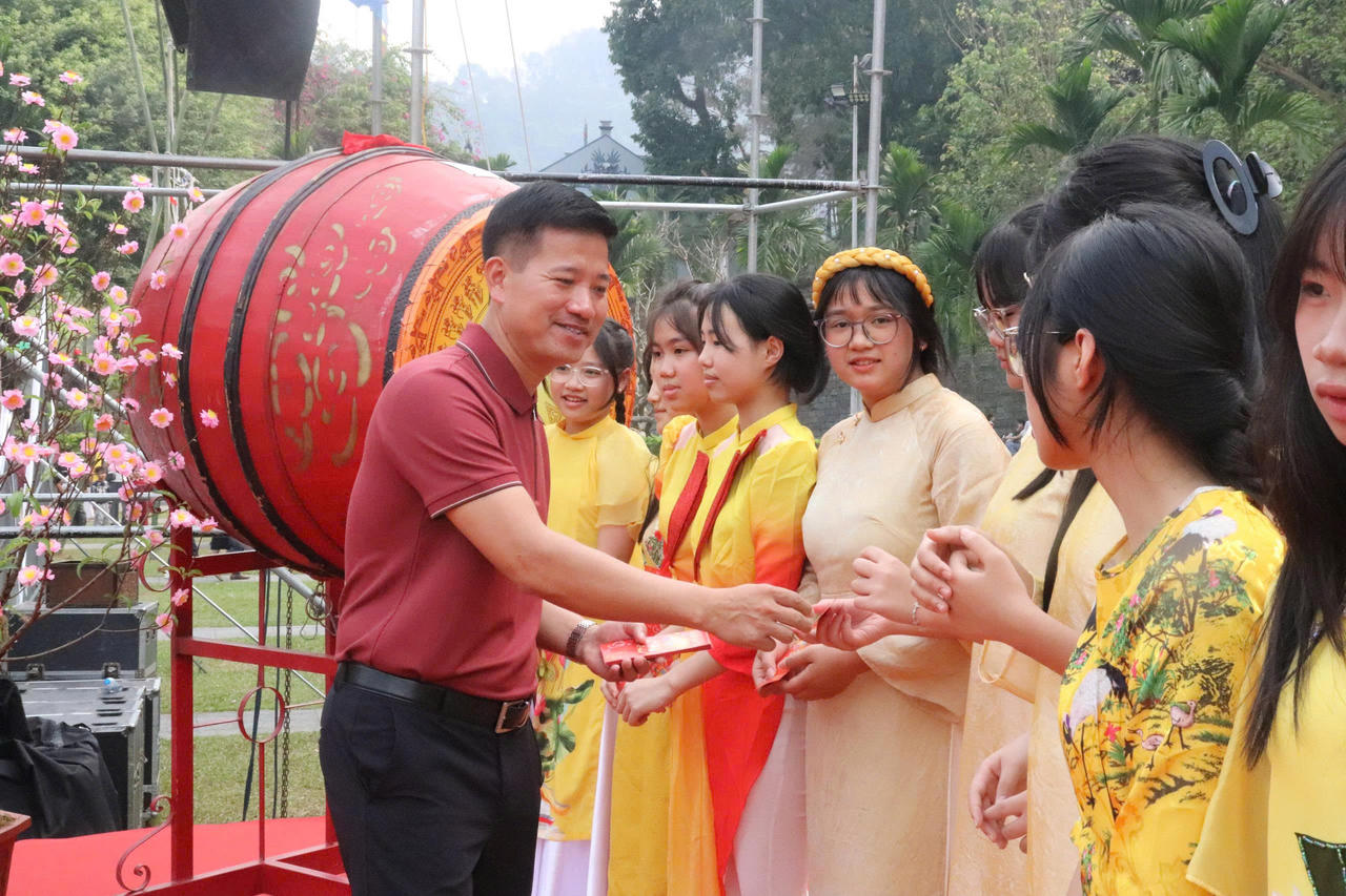 Hơn 200 học sinh tham gia Khai bút đầu xuân Bính Ngọ năm 2026 ở phường Lào Cai