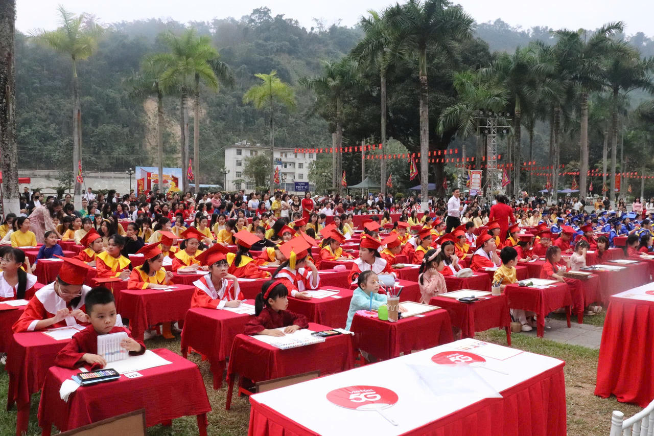 Hơn 200 học sinh tham gia Khai bút đầu xuân Bính Ngọ năm 2026 ở phường Lào Cai