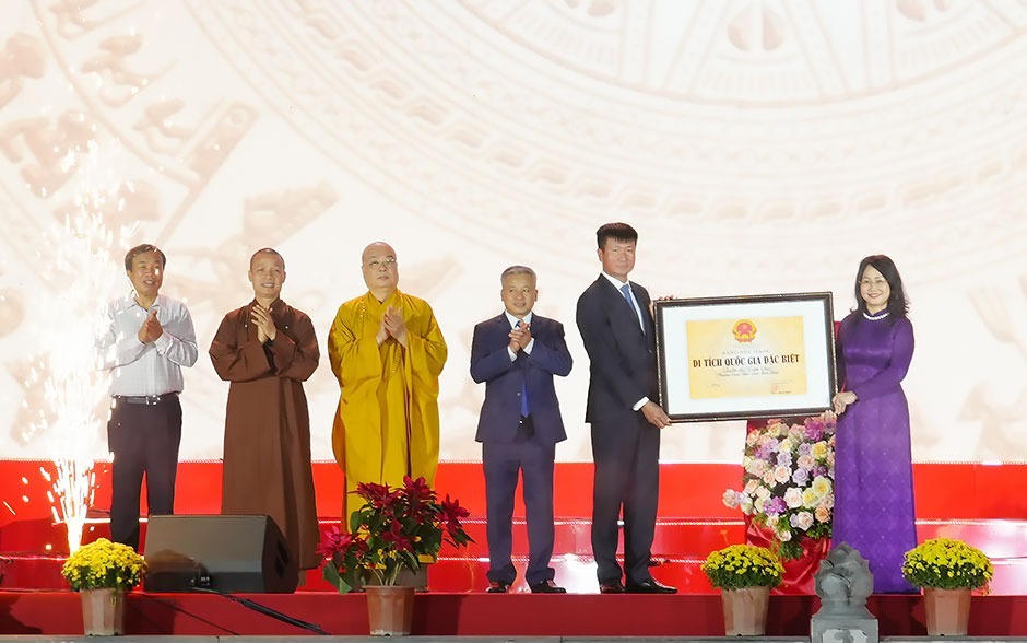 Thứ trưởng Thường trực Bộ Văn hóa, Thể thao và Du lịch Lâm Thị Phương Thanh trao Bằng xếp hạng Di tích Quốc gia đặc biệt Quần thể Tam Chúc cho tỉnh Ninh Bình. (Ảnh: Trần Giang)