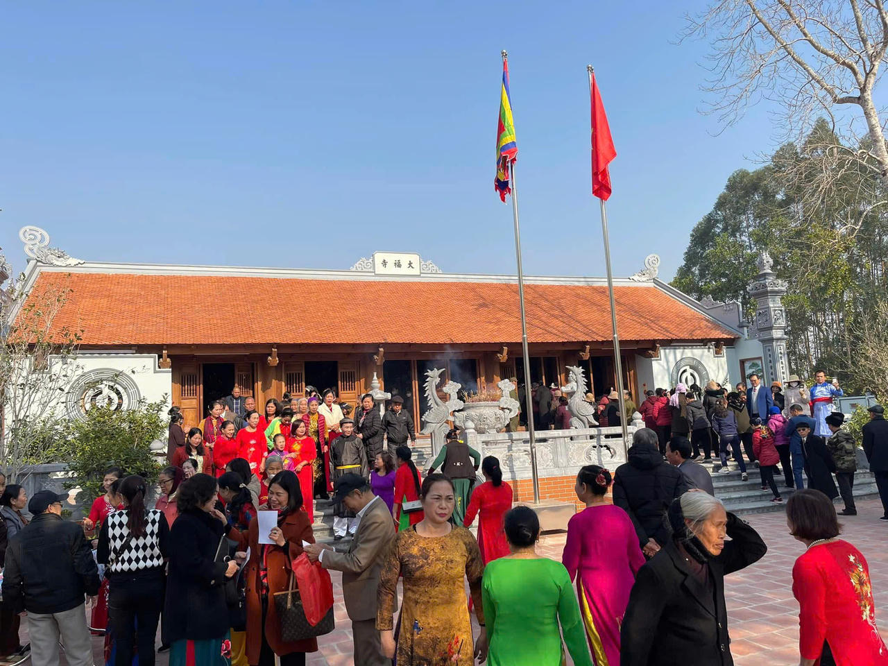 Mùa Xuân, du khách thập phương nô nức về lễ và vãn cảnh chùa