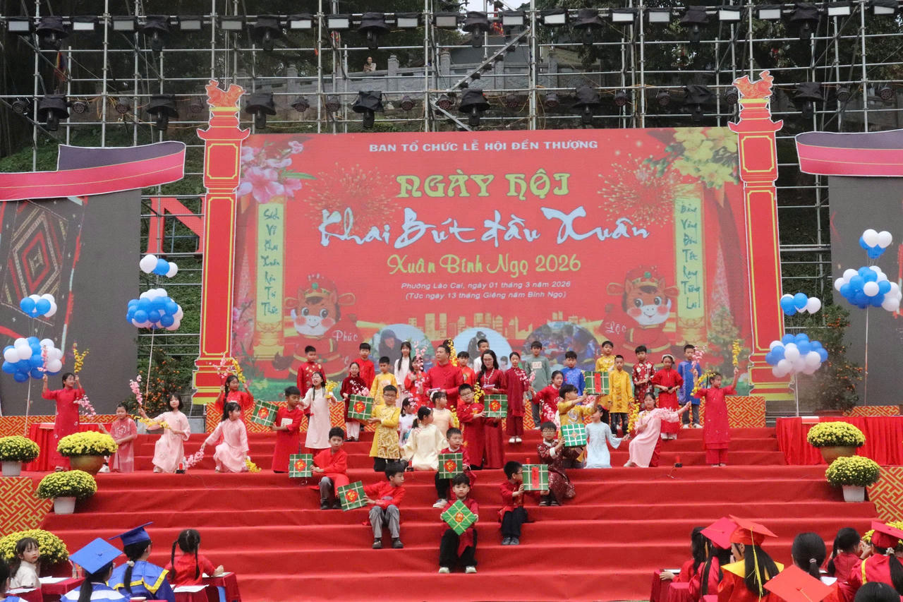 Hơn 200 học sinh tham gia Khai bút đầu xuân Bính Ngọ năm 2026 ở phường Lào Cai