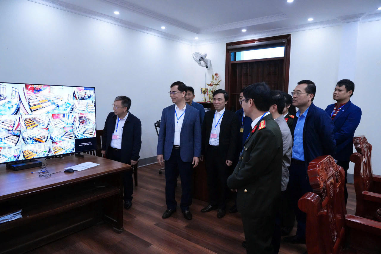 Lãnh đạo các sở, ngành của tỉnh Nghệ An kiểm tra công tác giám sát kỳ thi trong ngày khai mạc. (Ảnh: T.L)