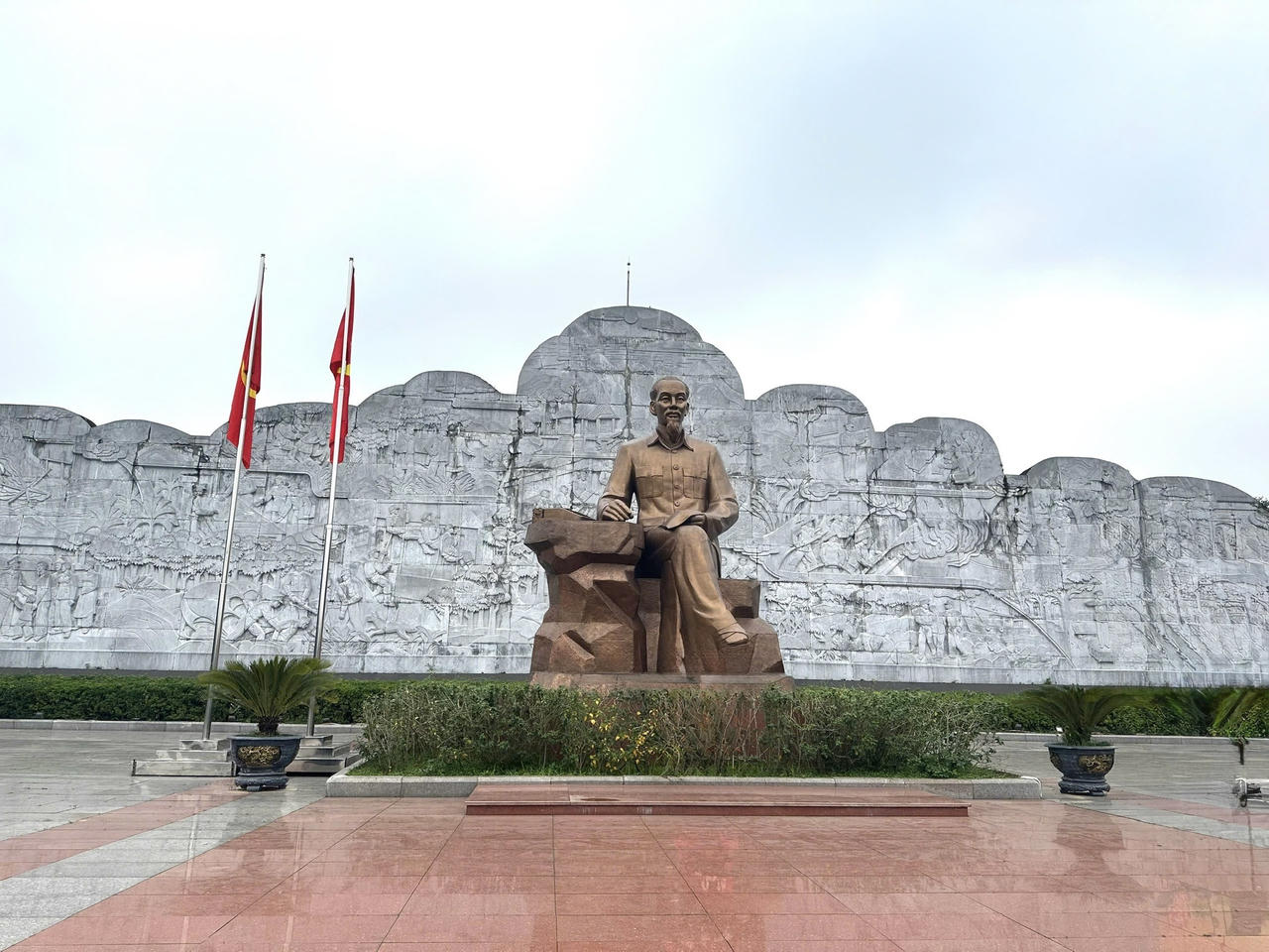 Điểm nhấn nổi bật trong không gian linh thiêng, tĩnh tại là bức tượng Bác bằng đồng cao 7m