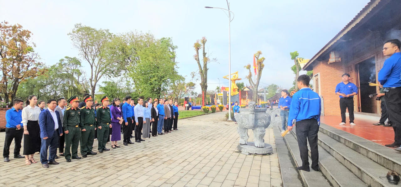 Đại biểu tiến hành dâng hoa, dâng hương tại Khu di tích Lịch sử Tây Sơn Thượng Đạo.