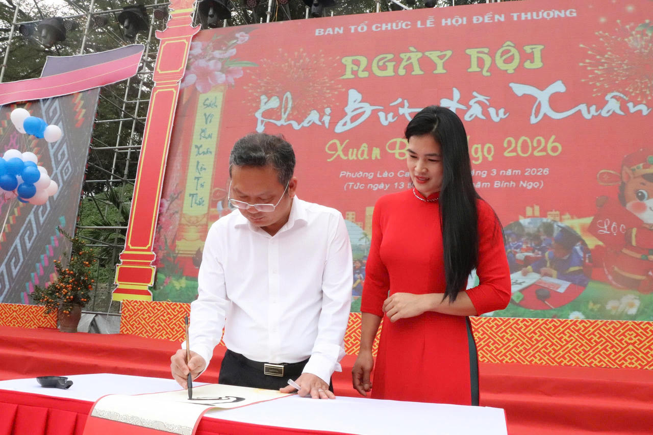 Hơn 200 học sinh tham gia Khai bút đầu xuân Bính Ngọ năm 2026 ở phường Lào Cai