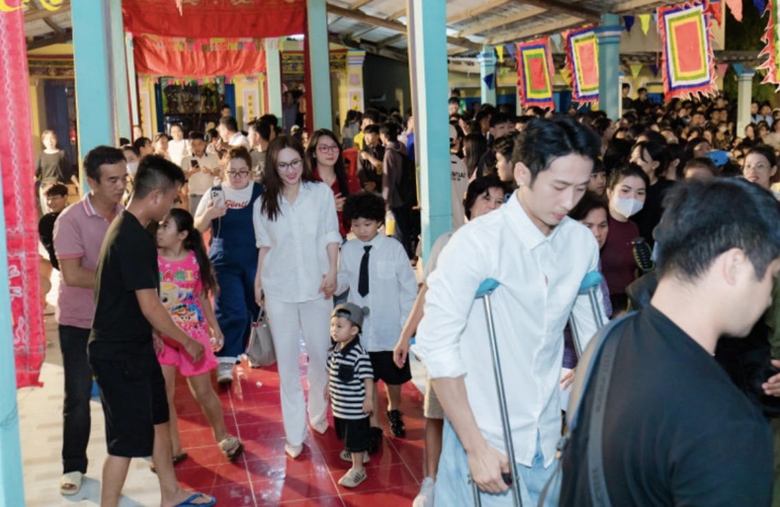 Đoàn làm phim được người dân làng chài chào đón nhiệt thành khi trở lại (ảnh X.M).