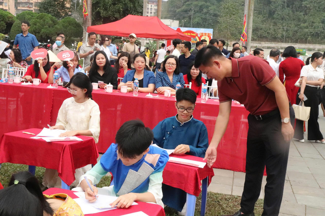 Hơn 200 học sinh tham gia Khai bút đầu xuân Bính Ngọ năm 2026 ở phường Lào Cai