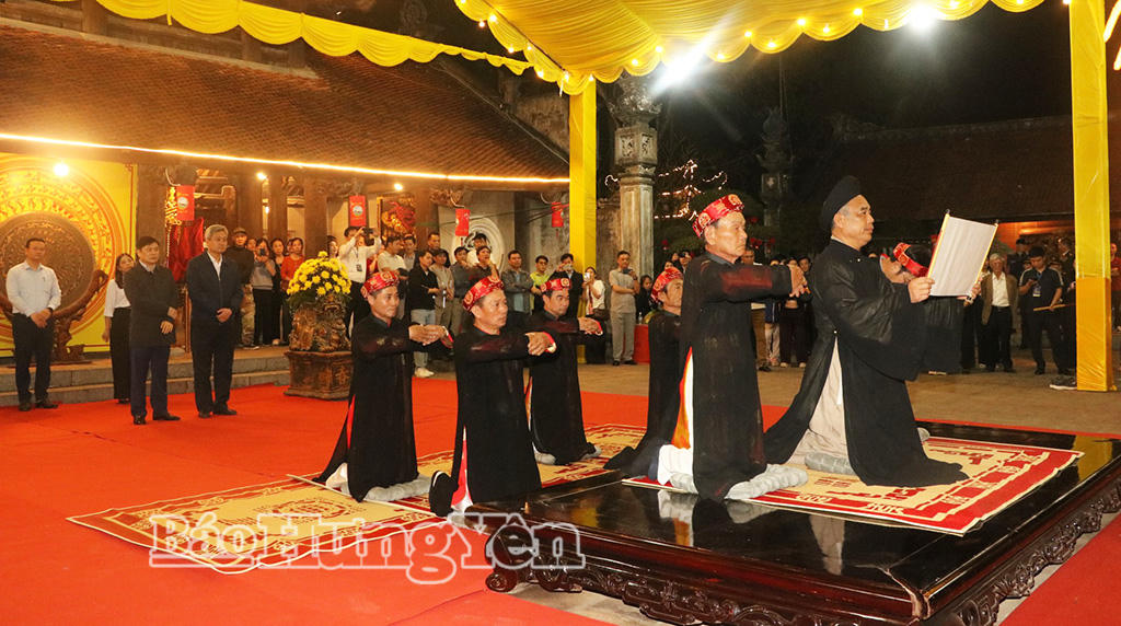 Trước chương trình tổng duyệt, các đại biểu tham dự lễ bái yết được tổ chức trang nghiêm tại sân tòa Trung tế đền Vua, thể hiện lòng thành kính tưởng nhớ các vị vua triều Trần và các bậc tiền nhân có công với đất nước. (Ảnh: Báo Hưng Yên)