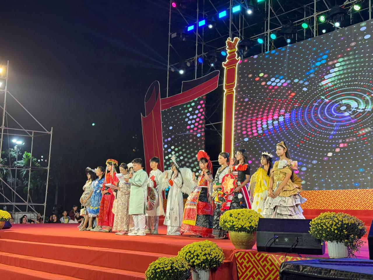 Sân khấu khai hội rực rỡ sắc màu với chương trình trình diễn trang phục dân tộc truyền thống, thu hút sự cổ vũ của đông đảo khán giả