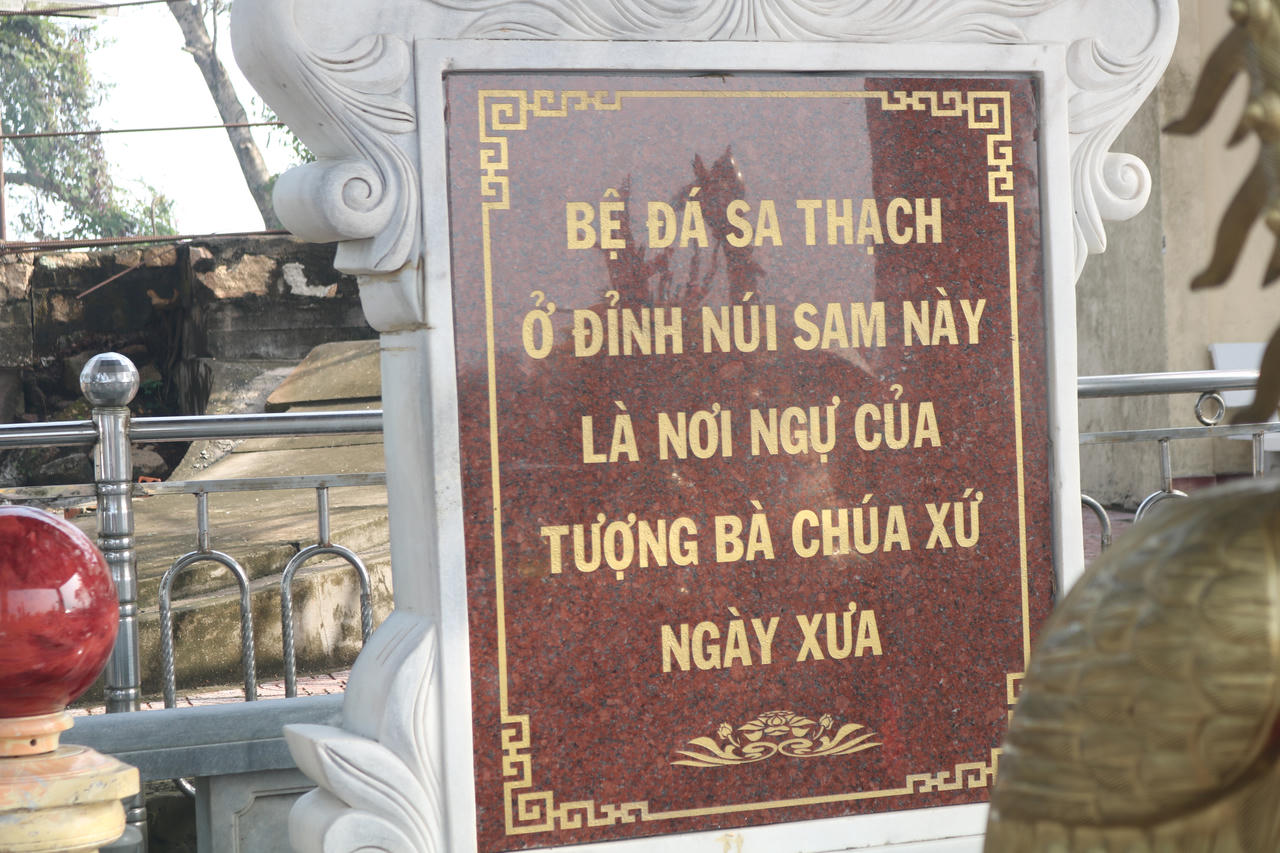 Bệ đá trên đỉnh Núi Sam nơi tượng Bà Chúa Xứ ngự.