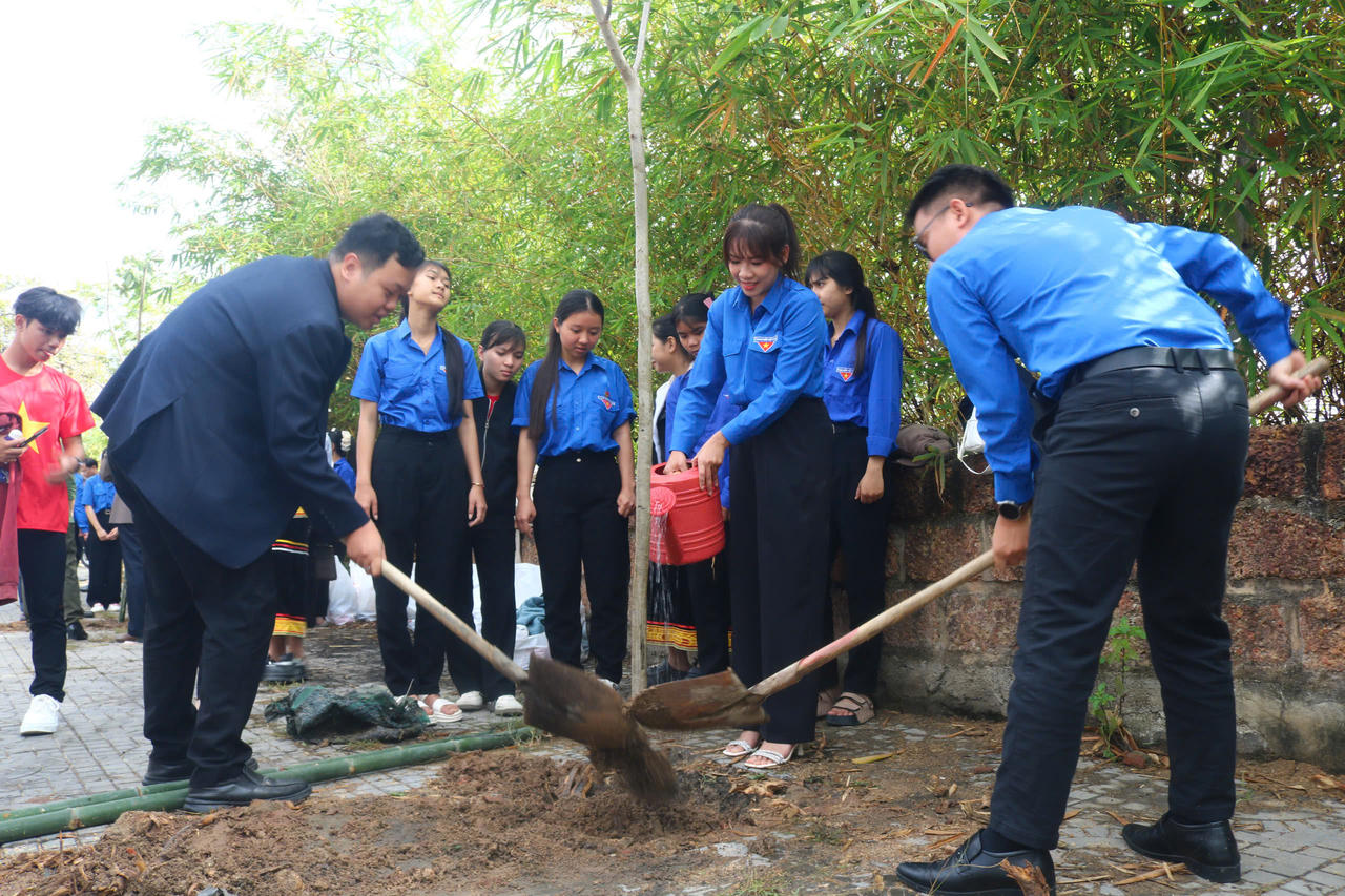 Hoạt động tổ chức trồng cây xanh “Đời đời nhớ ơn Bác Hồ”.