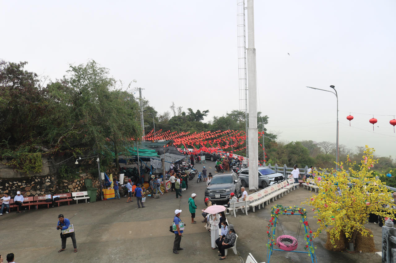 Đông đảo du khách lên đỉnh Núi Sam để chiêm bái bệ đá nơi tượng Bà Chúa Xứ ngự.