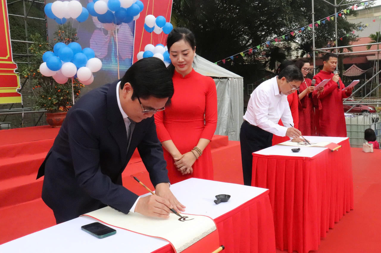 Hơn 200 học sinh tham gia Khai bút đầu xuân Bính Ngọ năm 2026 ở phường Lào Cai