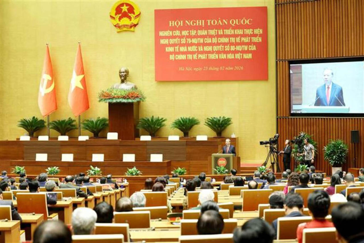 Tổng Bí thư Tô Lâm phát biểu chỉ đạo Hội nghị toàn quốc nghiên cứu, học tập, quán triệt và triển khai thực hiện Nghị quyết số 79-NQ/TW của Bộ Chính trị về phát triển kinh tế nhà nước và Nghị quyết số 80-NQ/TW của Bộ Chính trị về phát triển văn hóa Việt Nam ngày 25/2. (Nguồn: TTXVN)