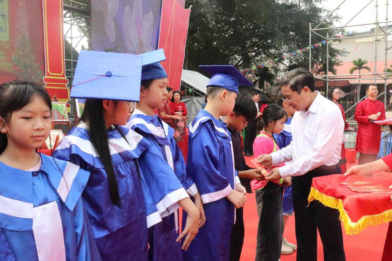 Hơn 200 học sinh tham gia Khai bút đầu xuân Bính Ngọ năm 2026 ở phường Lào Cai