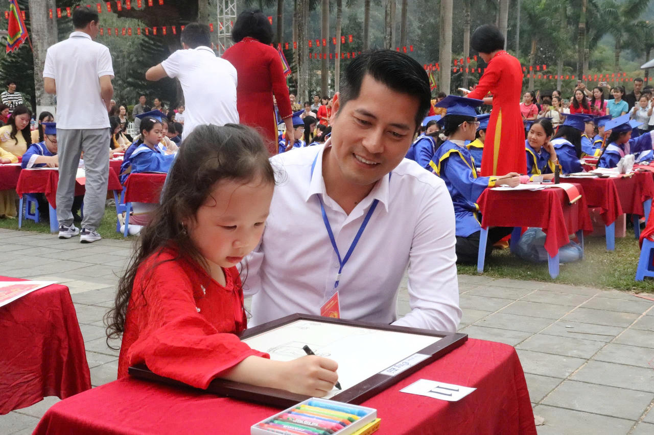 Hơn 200 học sinh tham gia Khai bút đầu xuân Bính Ngọ năm 2026 ở phường Lào Cai