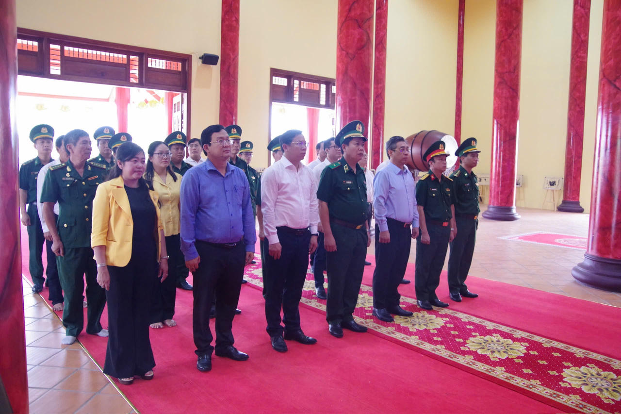 Các đại biểu viếng Nghĩa trang Liệt sĩ và Đền tưởng niệm Anh hùng liệt sĩ Chiến khu Rừng Sác.