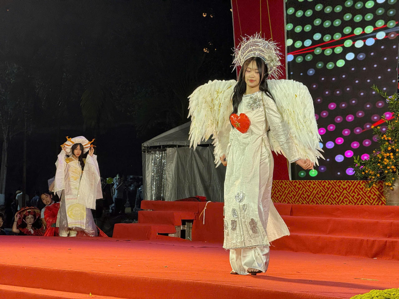 Các tiết mục trình diễn trang phục hấp dẫn