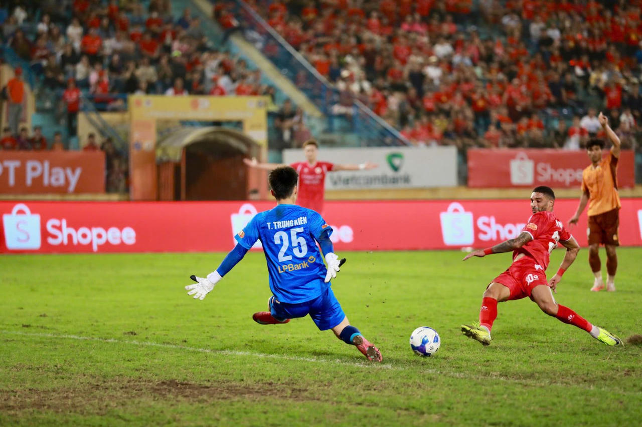 Thủ môn Trung Kiên không thể bảo vệ sạch mành lưới Hoàng Anh Gia Lai trước sự tấn công của Công an Hà Nội. (Ảnh VPF)