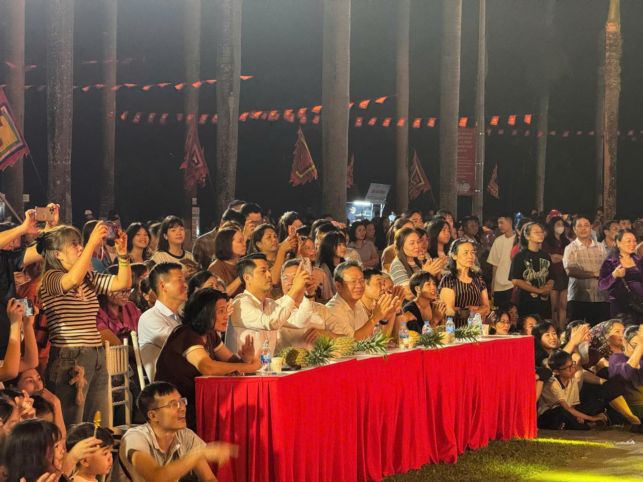 Khu vực sân khấu trung tâm thu hút đông khán giả theo dõi chương trình nghệ thuật.