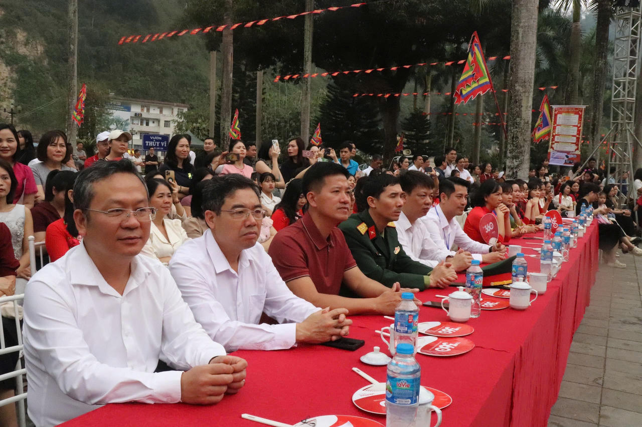 Hơn 200 học sinh tham gia Khai bút đầu xuân Bính Ngọ năm 2026 ở phường Lào Cai