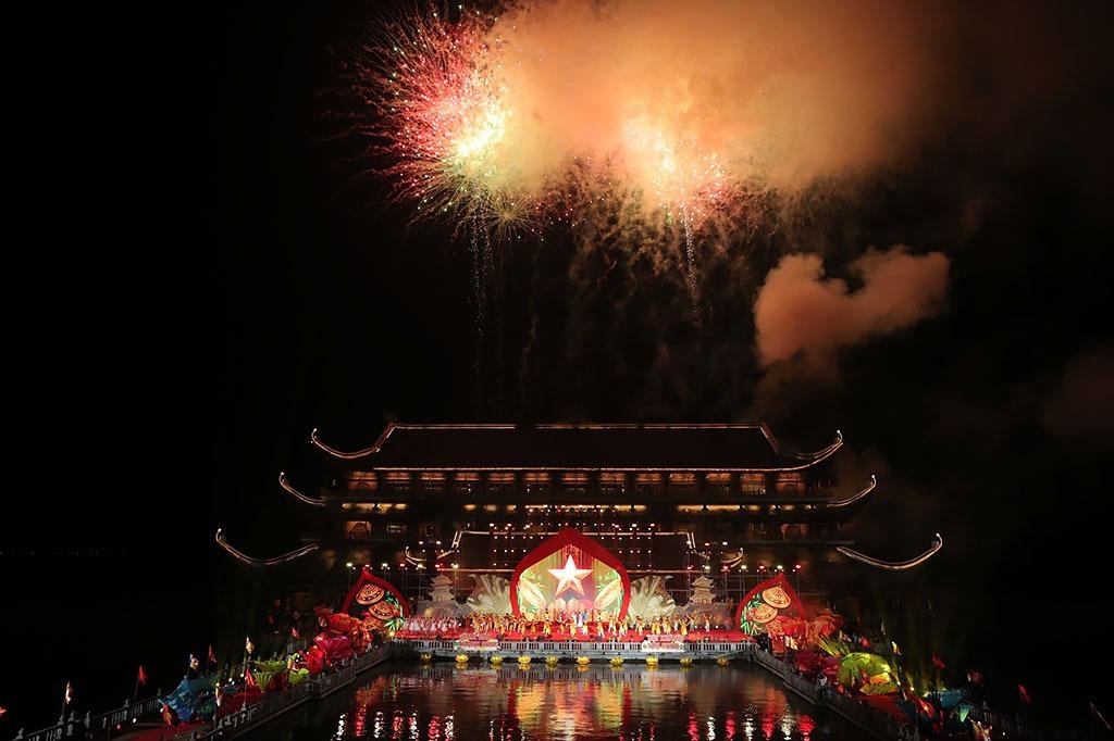 Toàn cảnh màn pháo hoa nghệ thuật tại sự kiện&nbsp;công bố Quyết định và đón nhận Bằng xếp hạng Di tích Quốc gia đặc biệt đối với Danh lam thắng cảnh và Khảo cổ Quần thể Tam Chúc. (Ảnh: Trần Giang)