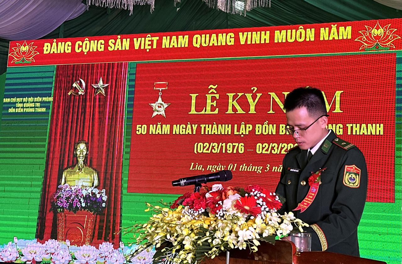 Thiếu tá Nguyễn Văn Chinh, Chính trị viên Đồn Biên phòng Thanh báo cáo truyền thống 50 năm xây dựng, chiến đấu và trưởng thành.