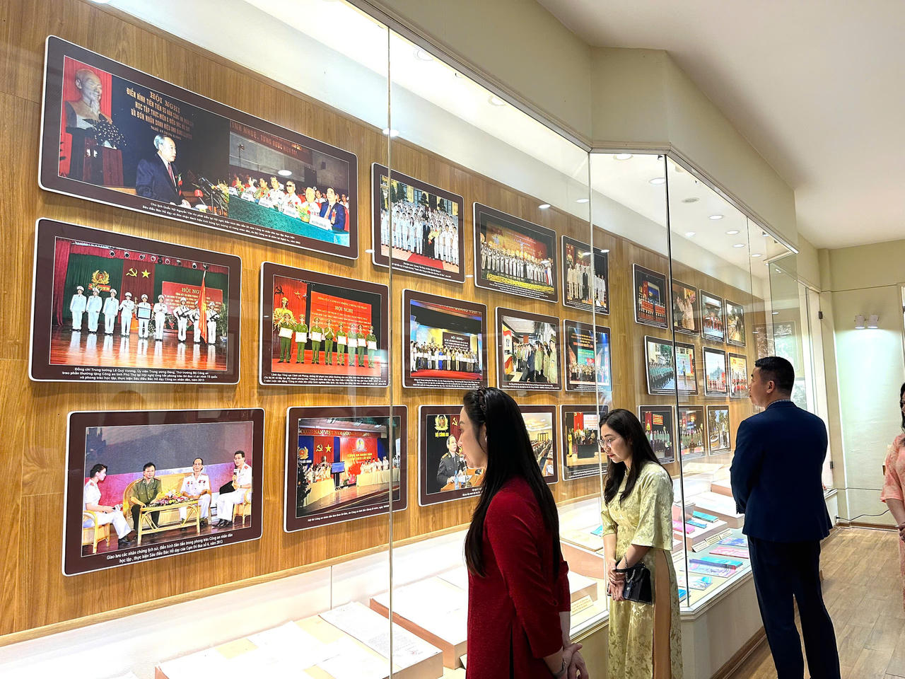 Du khách tham quan Nhà Truyền thống