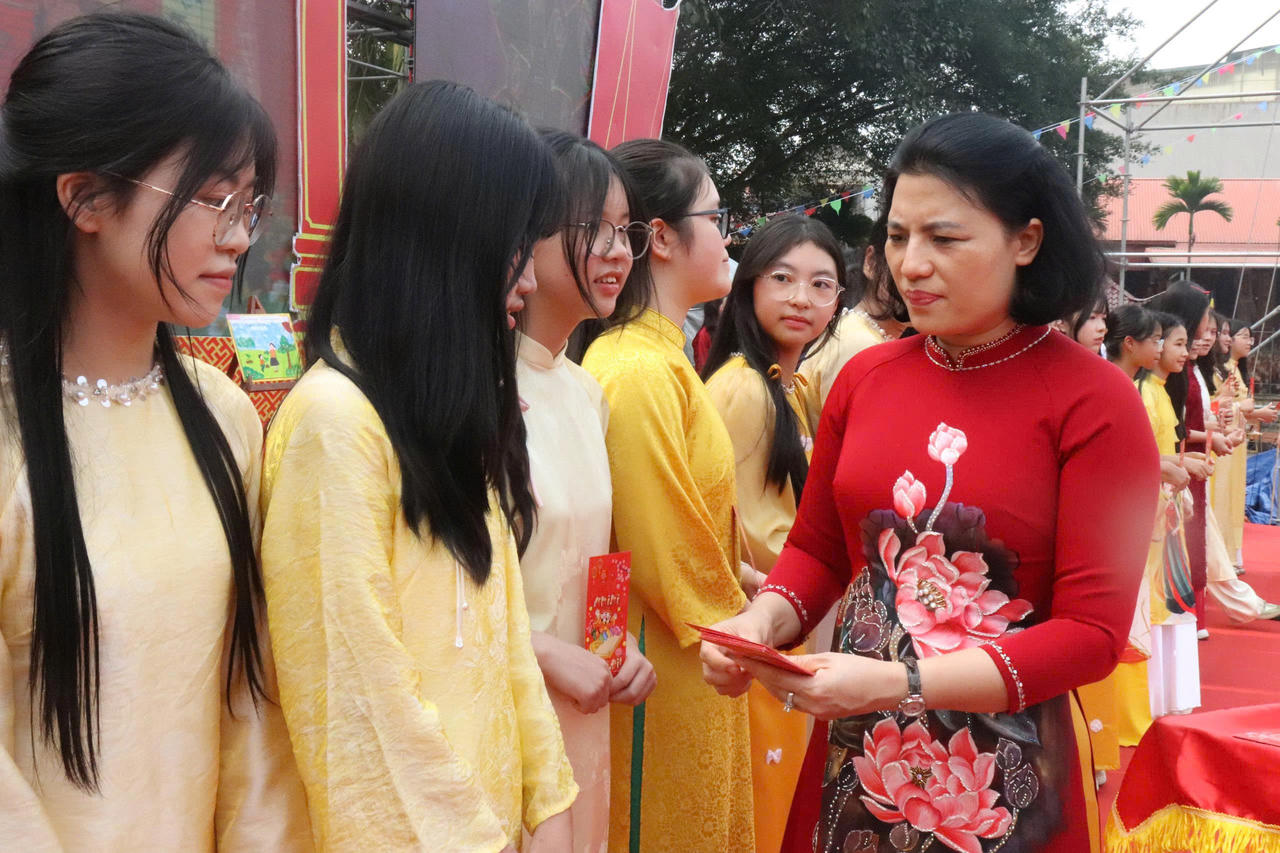 Hơn 200 học sinh tham gia Khai bút đầu xuân Bính Ngọ năm 2026 ở phường Lào Cai