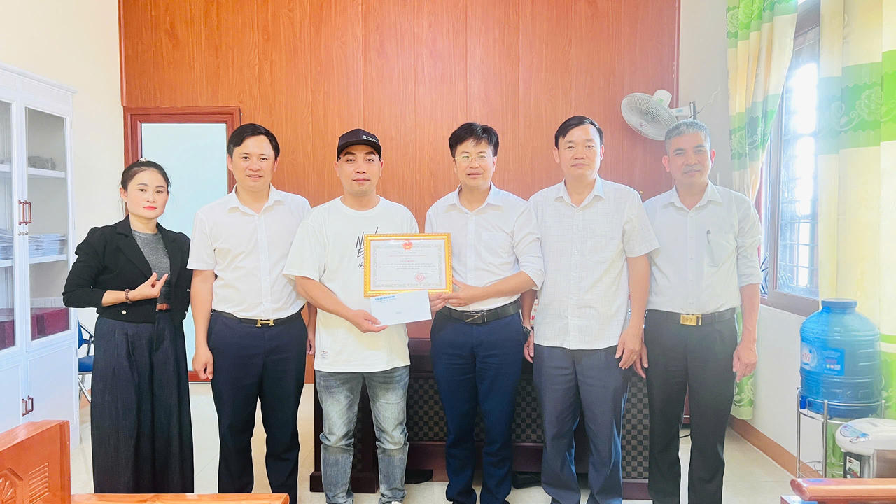 Chiều 2/3/2026, UBND xã Tuyên Bình đã tổ chức trao Giấy khen cho anh Nguyễn Dũng Quân và đội cứu hộ - cứu nạn vì có thành tích trong công tác cứu hộ, cứu nạn vụ lật đò trên sông Gianh.