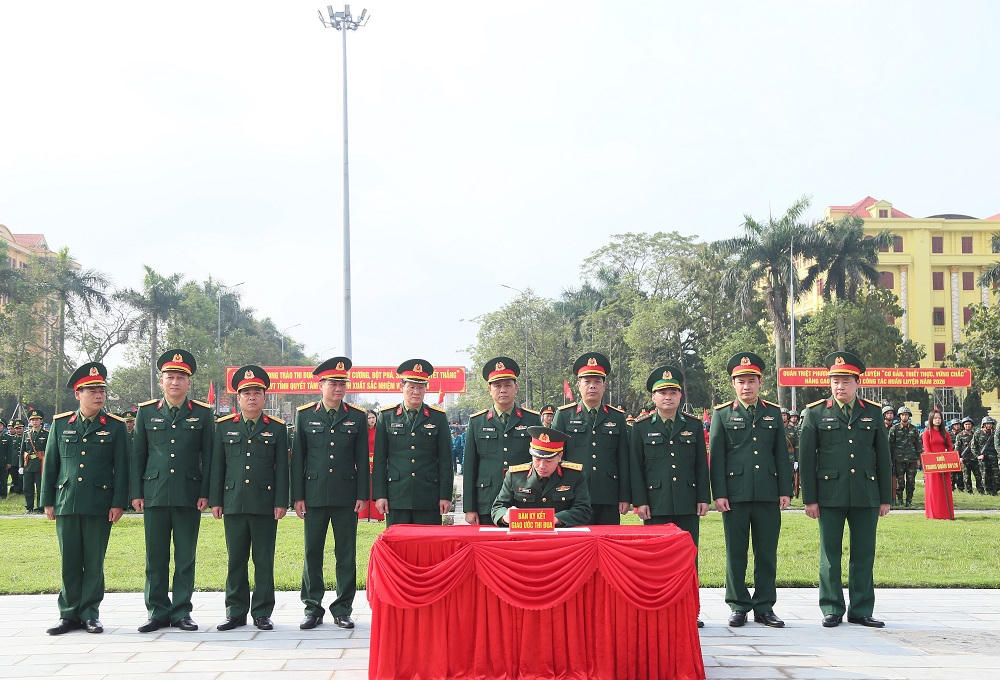 Lãnh đạo Bộ CHQS tỉnh và thủ trưởng các cơ quan, đơn vị trực thuộc ký kết giao ước thi đua.