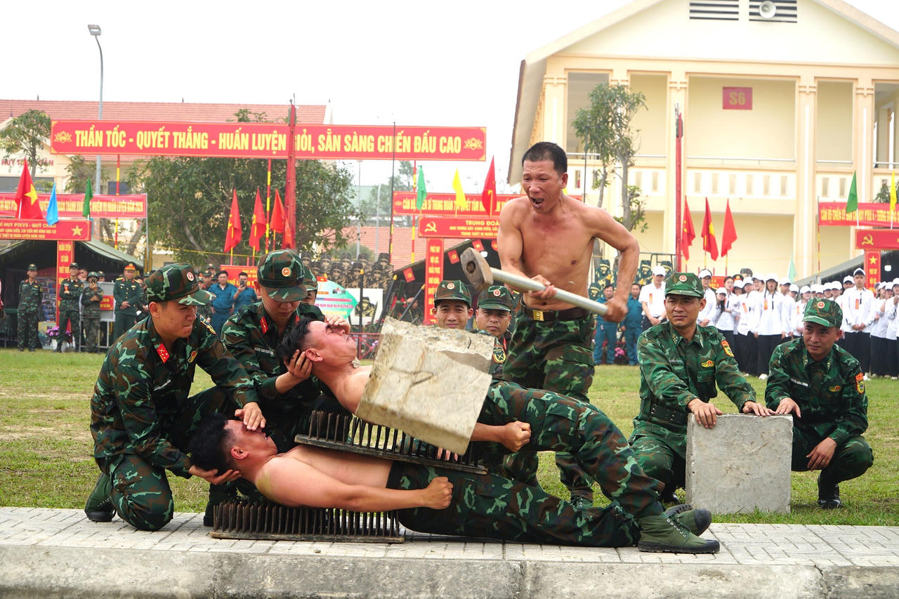Một số hình ảnh các chiến sĩ biểu diễn khí công tại Lễ ra quân. Ảnh: Tuyết Lan