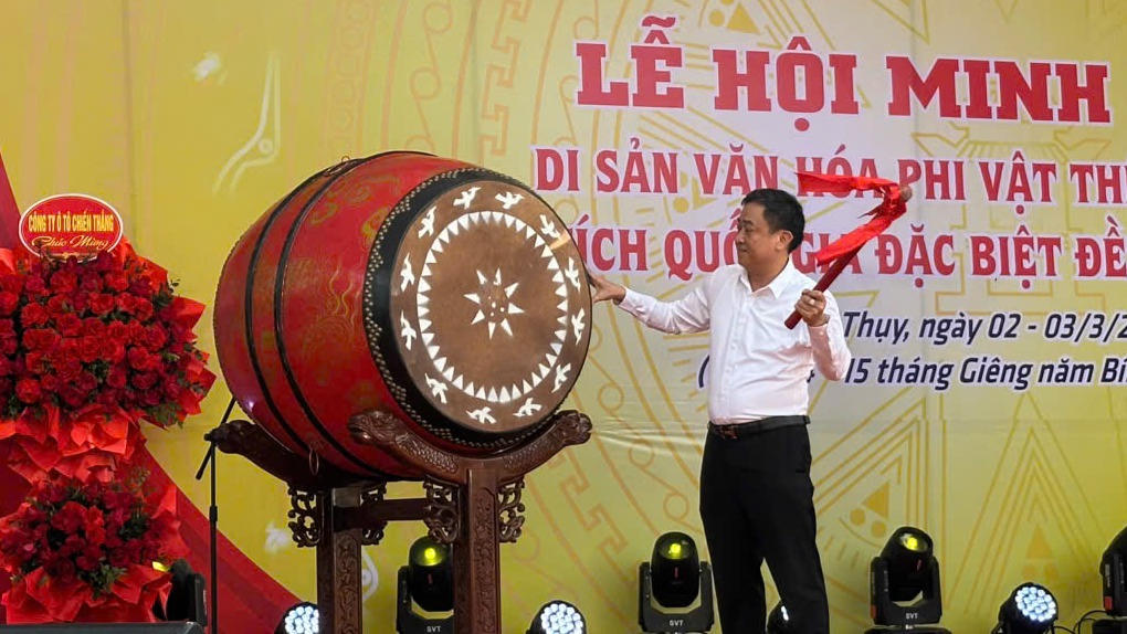 Chủ tịch UBND xã Lưu Văn Thụy đánh trống khai Hội