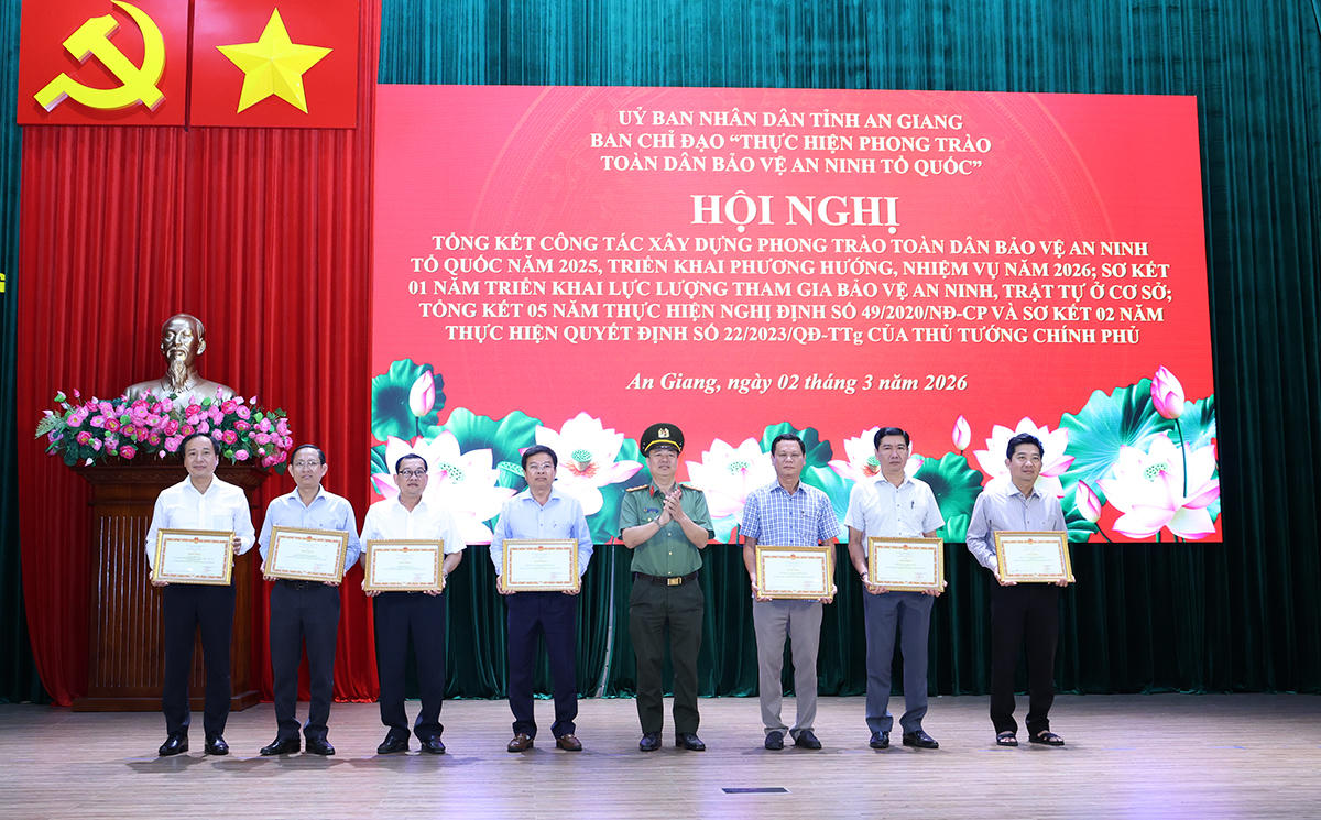 Đồng chí Đại tá Nguyễn Phong Thịnh, Phó Cục trưởng Cục Xây dựng phong trào bảo vệ An ninh Tổ quốc (Bộ Công an) trao bằng khen của Bộ Công an cho các tập thể