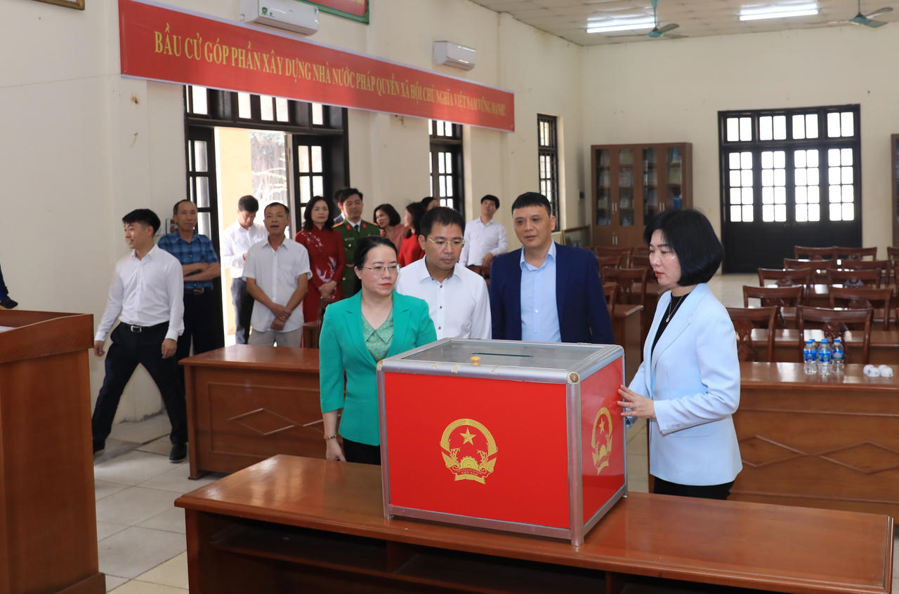 Công tác trang trí, bố trí hòm phiếu tại khu vực bỏ phiếu được xã Ô Diên chuẩn bị bảo đảm trang trọng, đúng quy định.&nbsp;(Ảnh: hanoi.gov)