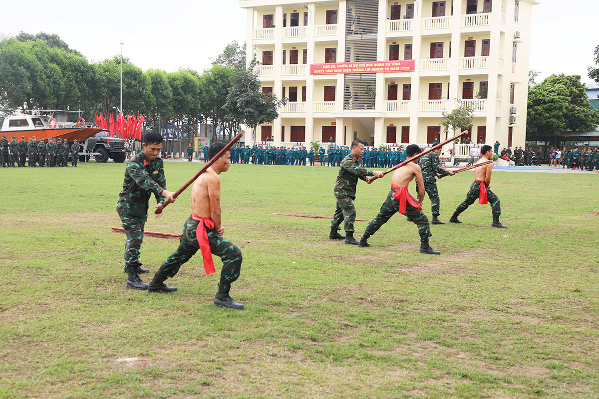 Màn biểu diễn khí công của lực lượng tại buổi lễ.