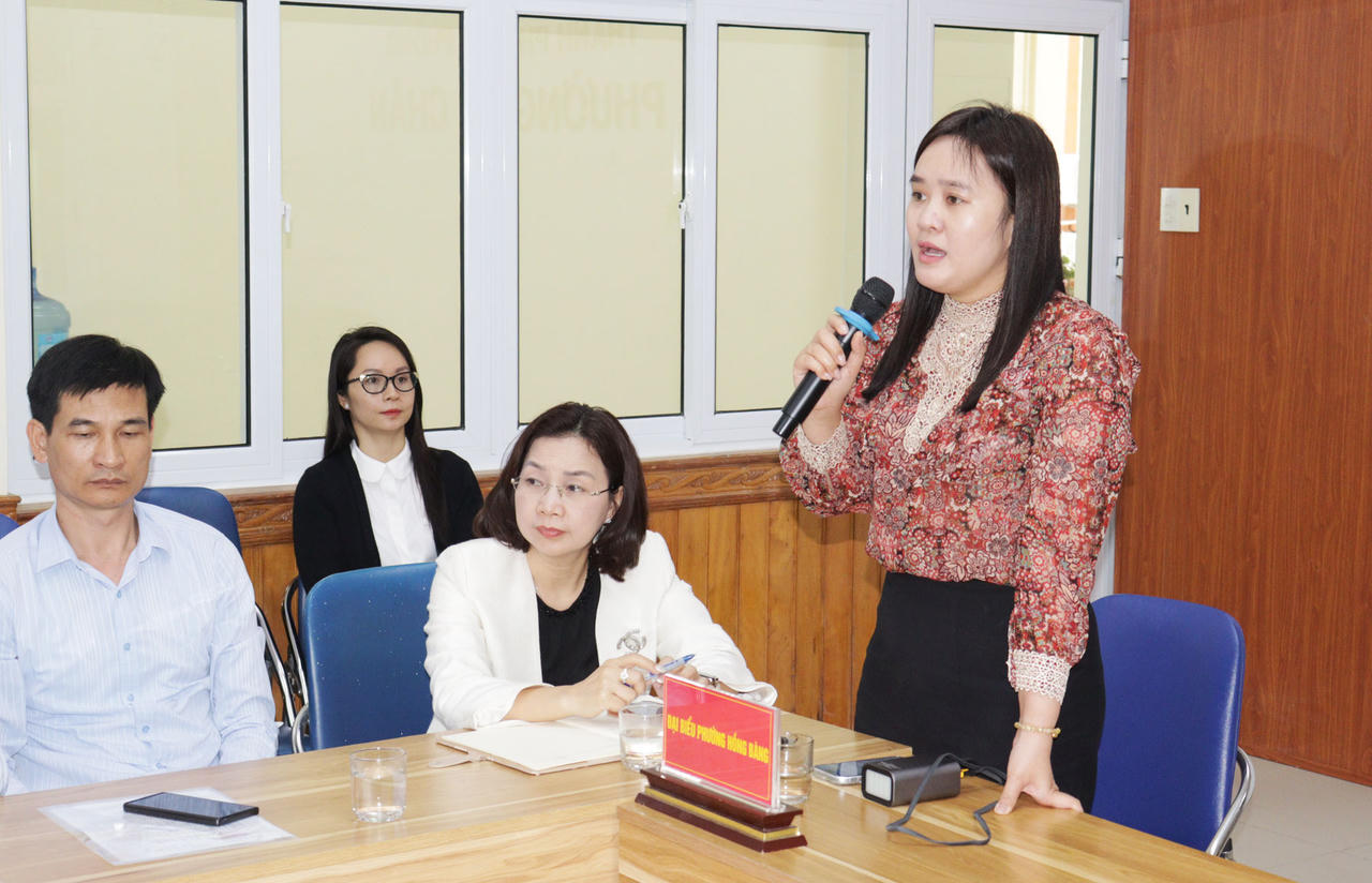 &nbsp;Bà Nguyễn Thị Phương Thảo, Phó Chủ tịch HĐND phường Hồng Bàng báo cáo tại cuộc làm việc.