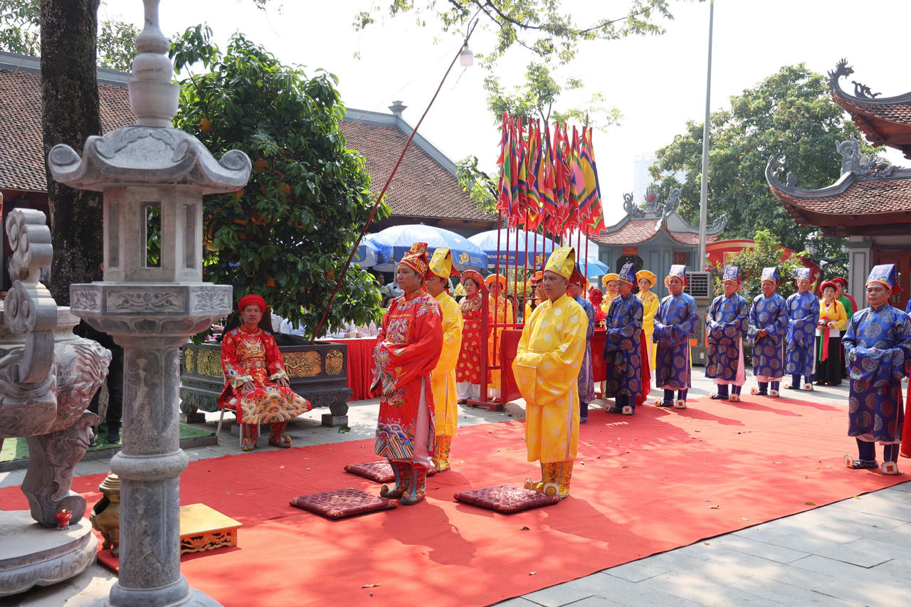 Sau phần nghi lễ chính, lãnh đạo địa phương cùng đông đảo nhân dân, du khách thập phương thành tâm dâng hương, cầu cho quốc thái dân an, mưa thuận gió hòa.