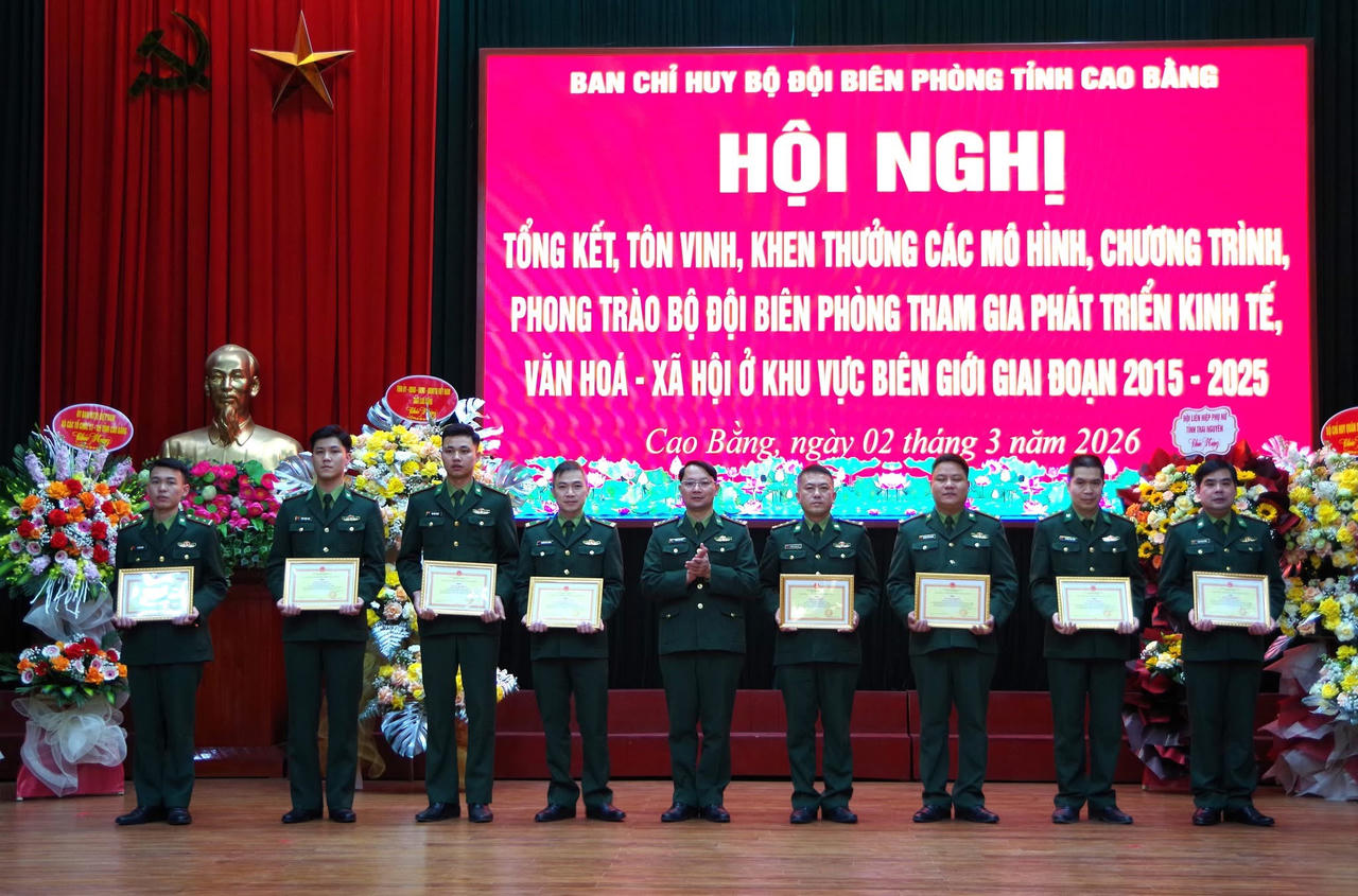 Lãnh đạo BCH BĐBP Cao Bằng tặng Bằng khen cho các cá nhân. (Ảnh: BPCB)