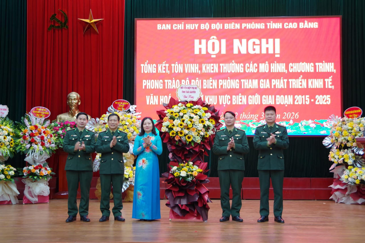 Hội Liên hiệp Phụ nữ tỉnh Thái Nguyên tặng hoa chúc mừng BĐBP tỉnh Cao Bằng. (Ảnh: BPCB)