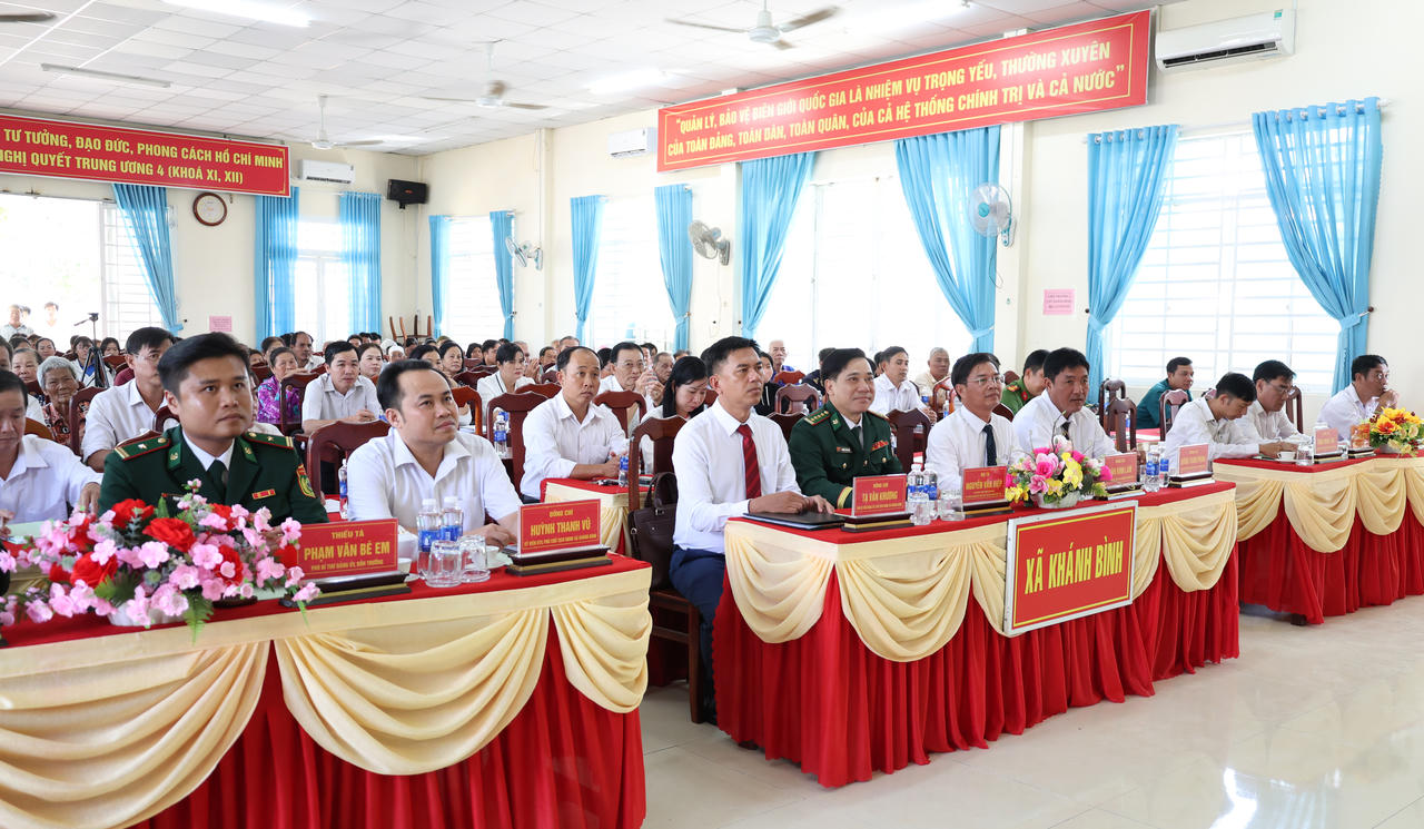 Các đại biểu tham dự Ngày hội Biên phòng toàn dân tại xã Khánh Bình.